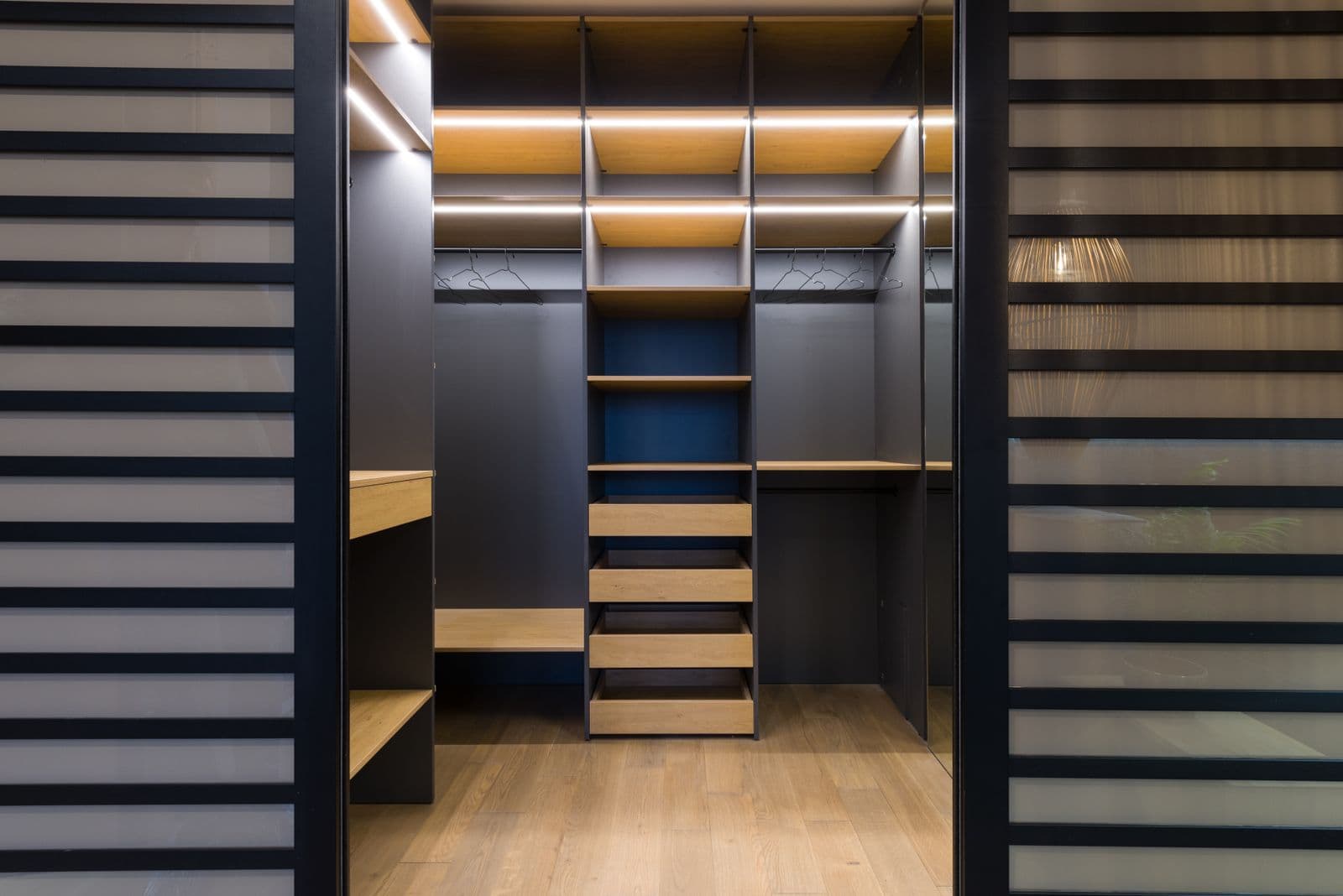 Dressing sur mesure toute hauteur avec penderies et étagères éclairées